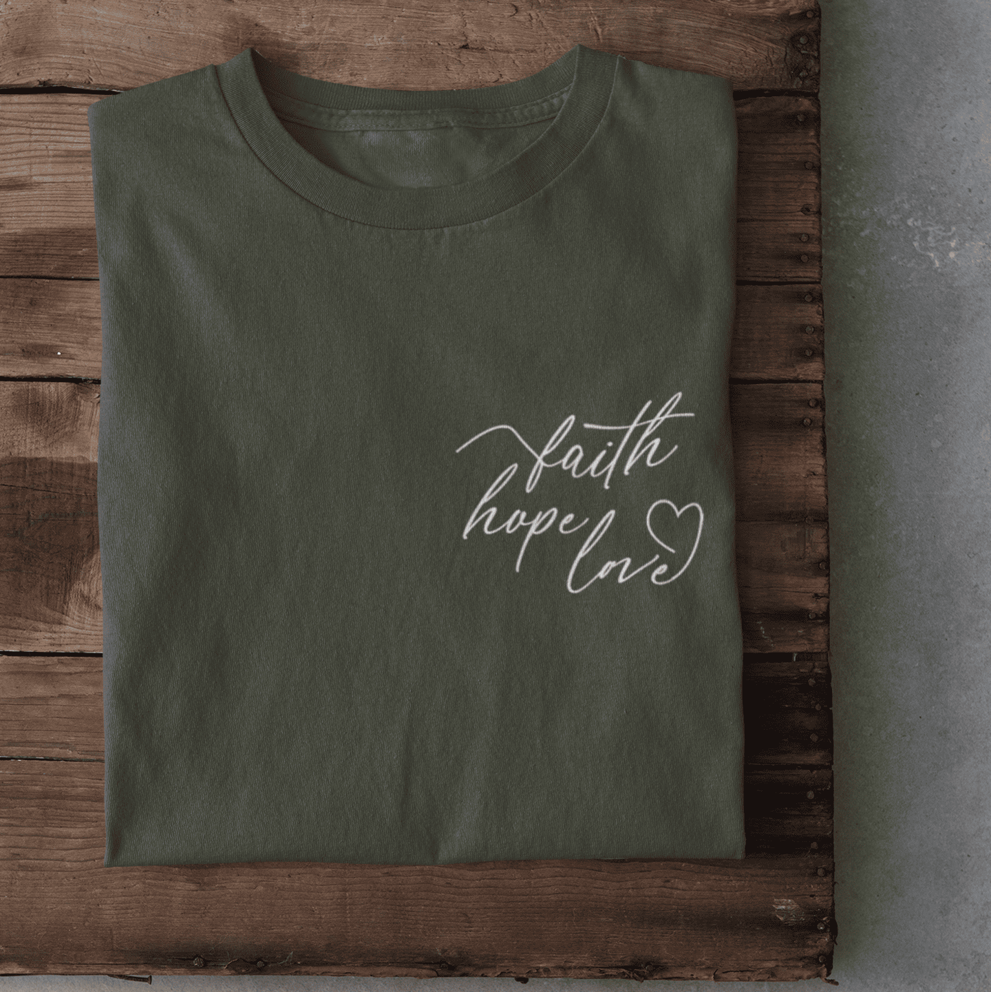 Christliches Damen T-Shirt „Faith Hope Love“ – Christliche Botschaft